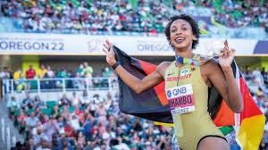 英博官方：现针对部分三层看台开启二轮售票，今日19：00开票